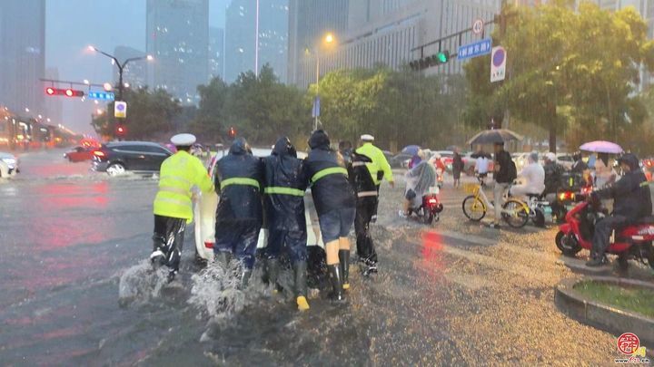 晚高峰遭遇强降雨 济南交警执勤警力提前到岗，确保通行秩序