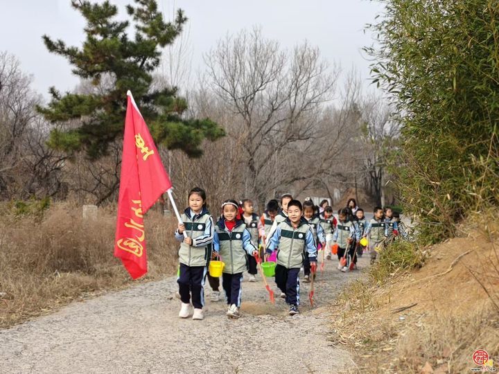 “‘植’一抹新绿  寄一份希望”里辛中心幼儿园走近棋山植树节实践活动