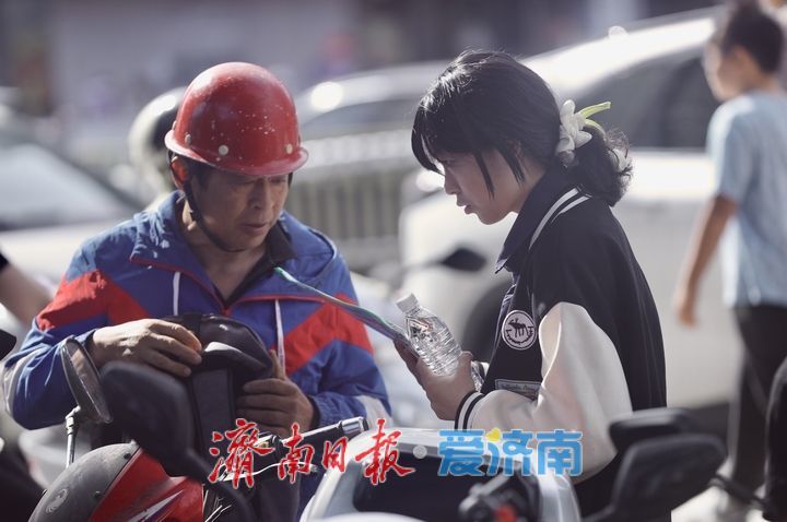 高考首日 少年执笔追梦 家长暖心相伴