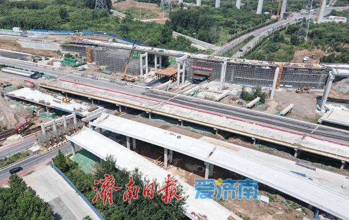 济南港沟枢纽立交改造首段上跨港九路新建匝道完成合龙