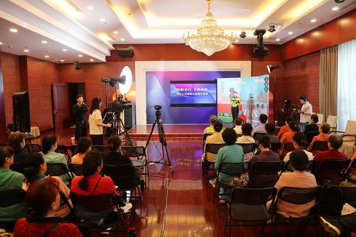 济南交警开展“银龄”安行老年人交通安全宣传直播分享课活动，关注老年群体交通安全！