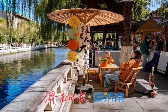 济南黑虎泉畔：秋日赏泉正当时，市民尽享泉水魅力