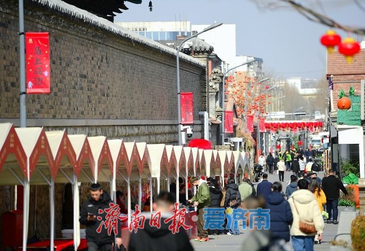新春走基层丨百年老街换“春装”！济南上新街“福马迎新”，巨型毛绒福字年味拉满