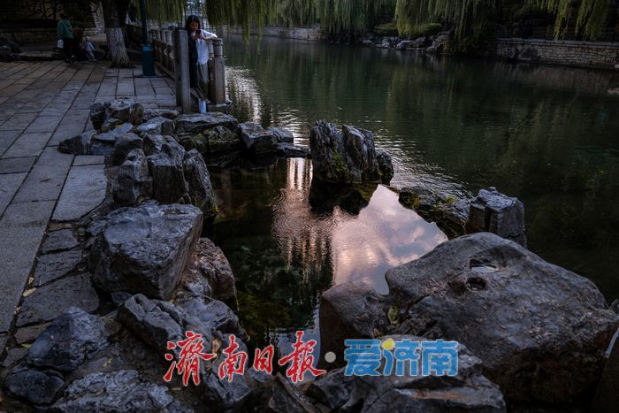 一年四季 泉在济南丨济南黑虎泉水位上涨，傍晚尽显幽静典雅美