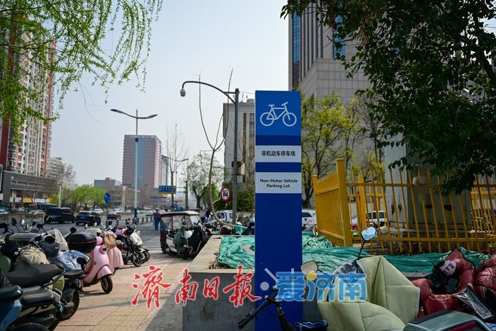 闲置空地变身便民车位 八一立交桥站“一站一策”疏解停车难