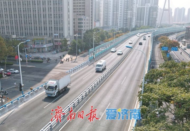 为行车安全加“锁”，济南纬六路高架路防撞护栏全面升级