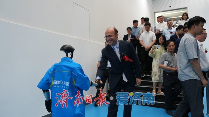 世界首座太阳能集热器“黑灯工厂”建成投产 可年产百万台太阳能集热器