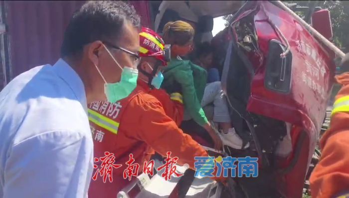 一家三口被困追尾车内 消防员紧急破拆成功营救