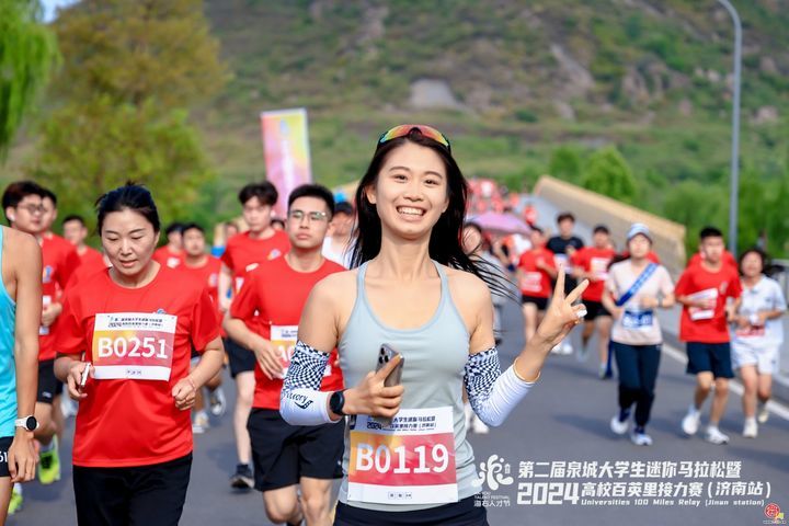 “马”到成功！第二届泉城大学生迷你马拉松暨2024高校百英里接力赛(济南站)开跑