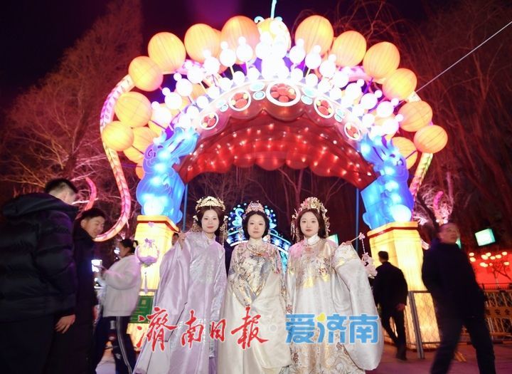 灯火璀璨年味浓，济南市第45届天下第一泉迎春花灯会进行试亮灯