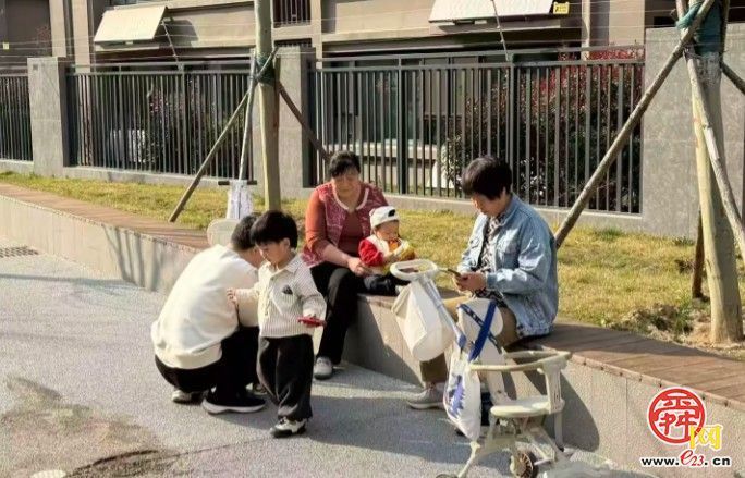 从“绕着走”到“放心走” 王舍人街道幸福柳社区协调加装护栏解民忧