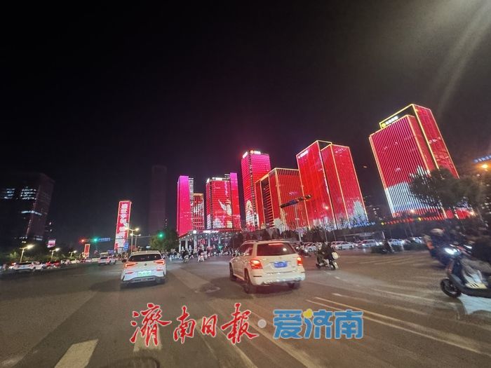 一年四季 泉在济南丨济南经十东路灯光秀启幕 点亮节日夜空