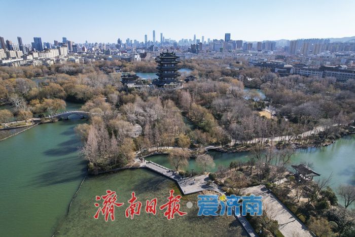 泉城天空湛蓝如洗，佳节将至万象新