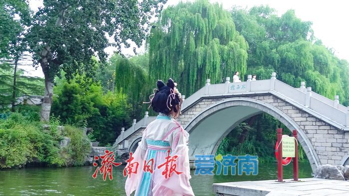 漫步明湖南岸 邂逅秋日湖柳风光