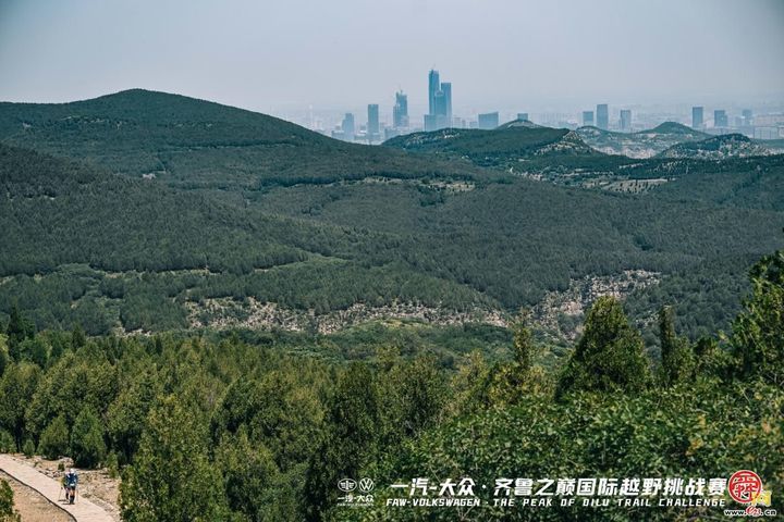 泉野竞速燃激情 体育赋能展新篇——2025一汽-大众·齐鲁之巅国际越野挑战赛济南开跑！