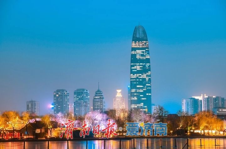 大明湖光影交汇，夜景绚彩多姿