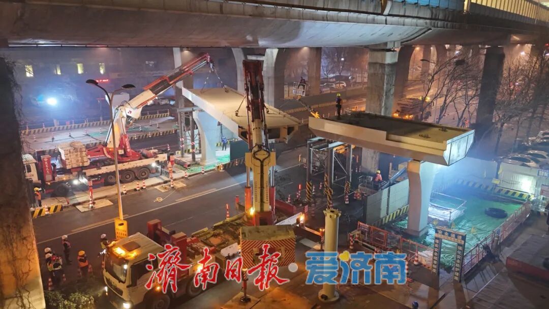 二环东路百花公园人行天桥主桥吊装完成