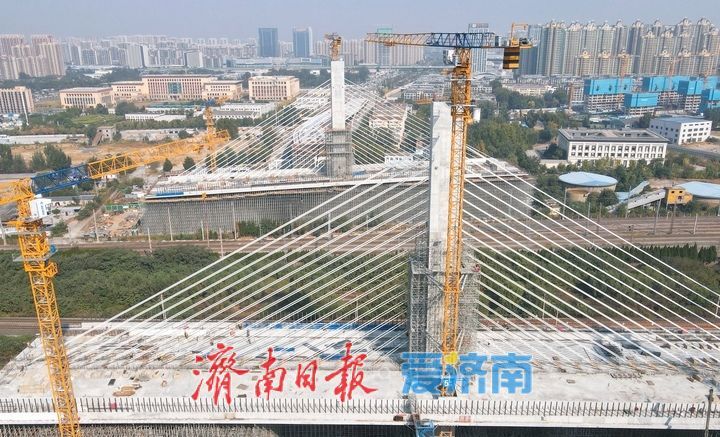 开源路跨铁路转体斜拉桥斜拉索施工完成