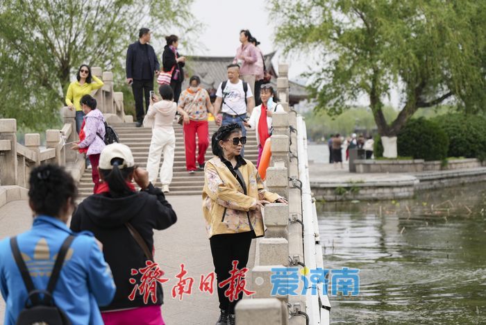 一年四季·泉在济南｜大明湖春光潋滟，玉带桥畔游人如织