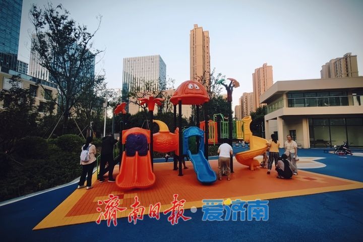 城市公园变身运动乐园 市民欢度惬意周末