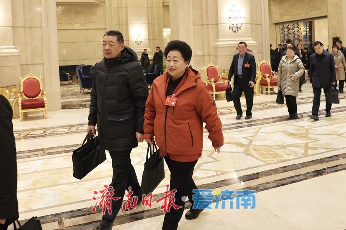 肩负嘱托赴盛会 履职尽责献良策——市十八届人大五次会议代表报到侧记