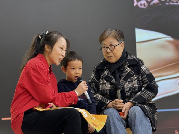 济南市市中区经成幼儿园举办“重阳敬老情意浓 三代同堂诵家风”活动