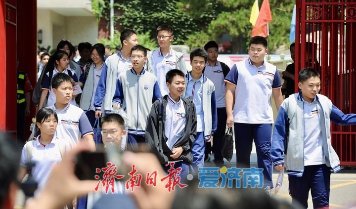 中考语文考试结束 考生轻松自信 积极应对后续考试