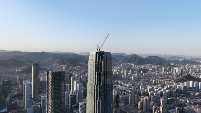 “山”势已成，绿地山东428米超高层全面封顶，刷新齐鲁天际线