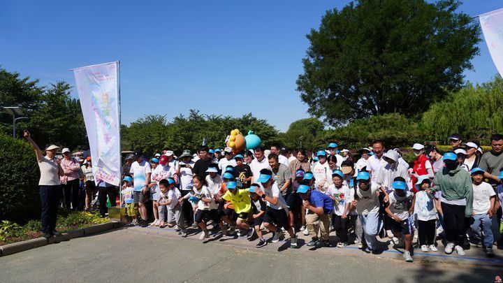 济南高新区首届“益新护未来 快乐逐梦想”申岳杯·亲子彩虹跑暨“微心愿”现场圆梦公益活动成功举办