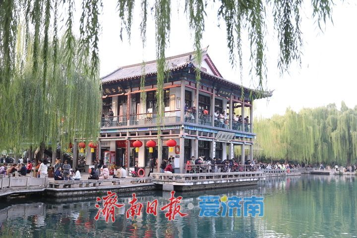 斑斓秋色映清泉！深秋时节 济南五龙潭公园风景如画