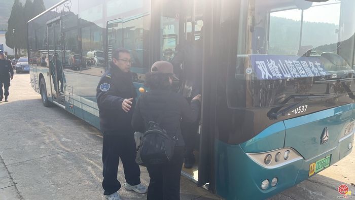 寒衣寄思 专线暖心——济南公交南部分公司二队开通双峰山祭扫专线