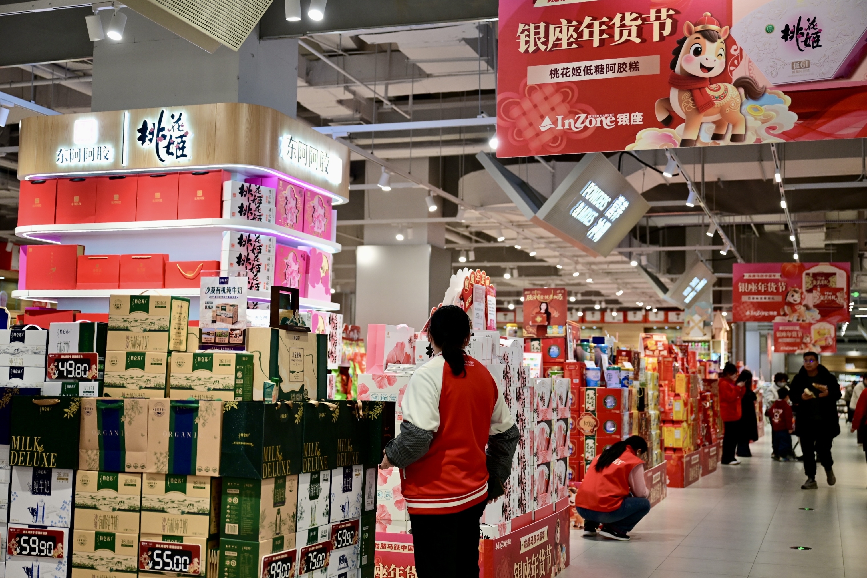 济南龙湖天街年味浓 银座超市新春促销人气旺