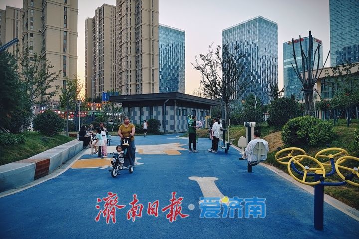 城市公园变身运动乐园 市民欢度惬意周末