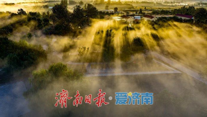 长河披纱，秋色如画