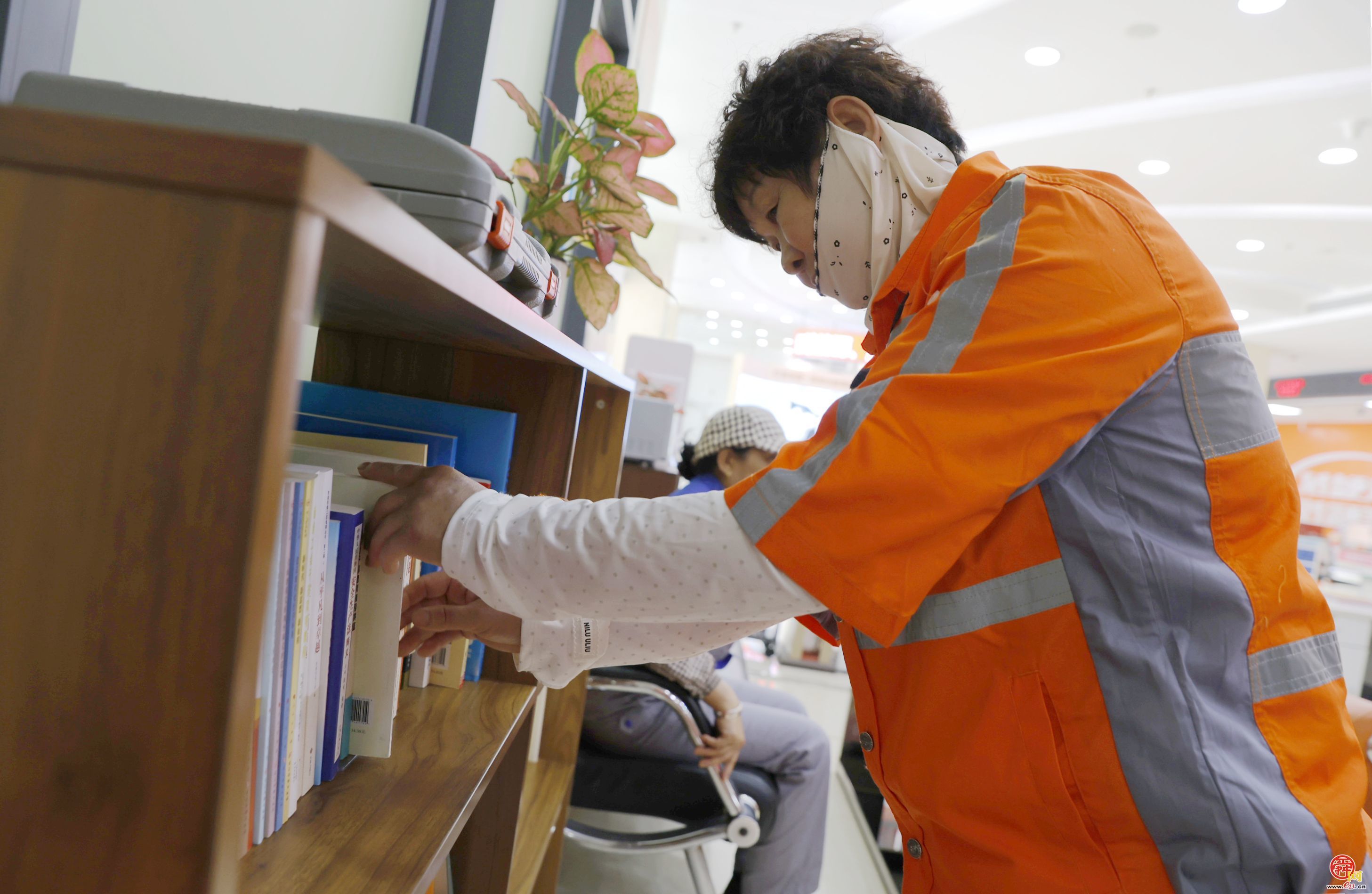 方寸驿站暖民心 济南热力集团工会驿站为户外劳动者撑起“暖心伞”