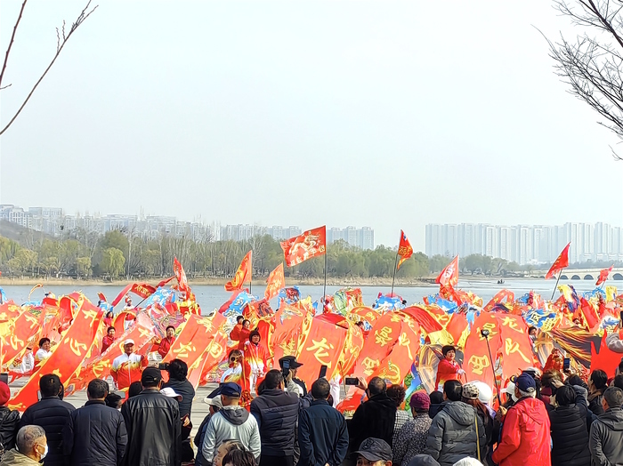 华山湖畔，济南518名居民共舞“健身龙”