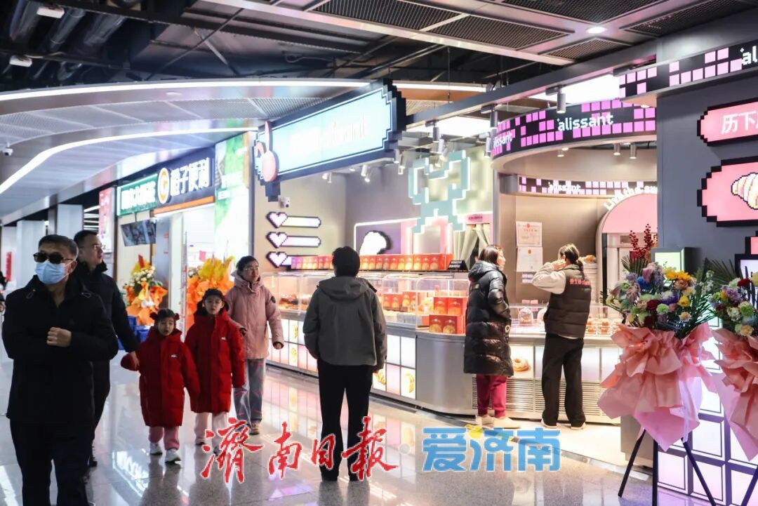 马踏祥云接春风 地铁站里年味浓