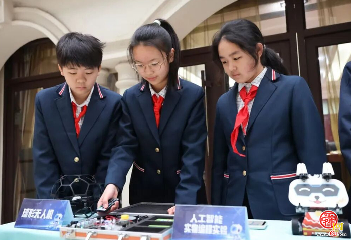 超燃开学典礼~济南东方双语实验学校携手春晚机器人开启新学期