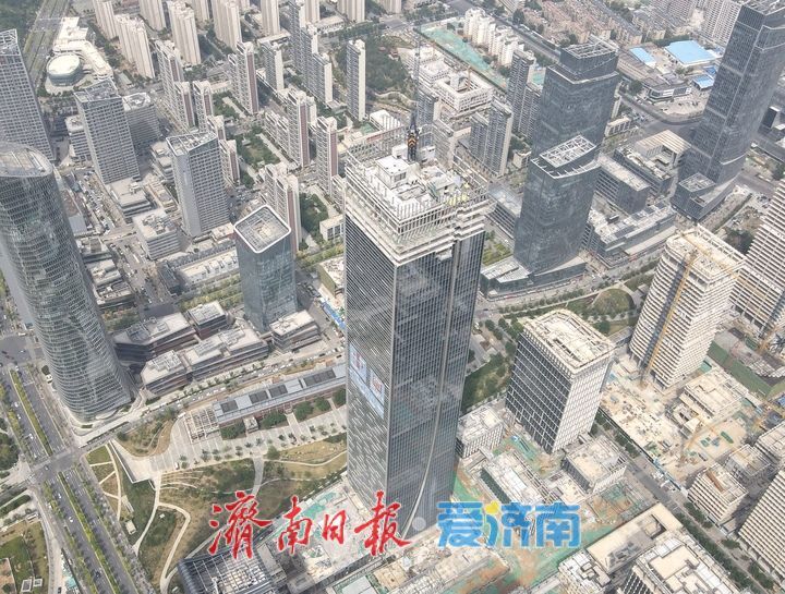 济南CBD信泰中心建设幕墙安装近8成