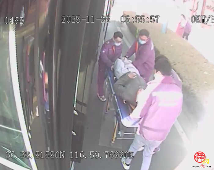遇到老人摔倒“扶不扶”？ 济南公交这位司机用行动作答