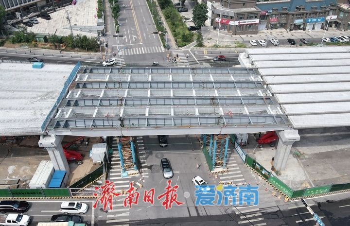 再跨路口，济南凤凰黄河大桥南延工程经十路以南段高架“长龙”初成