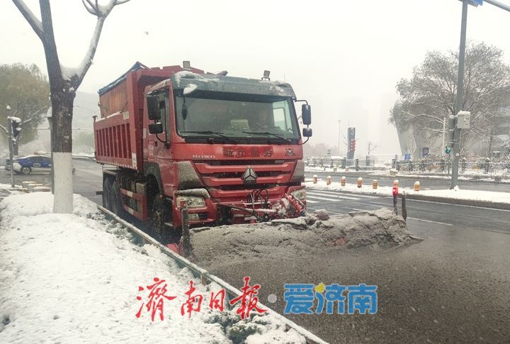 雪落泉城 除雪保畅