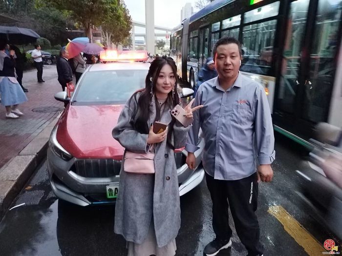 拾金不昧的善举与通情达理的乘客