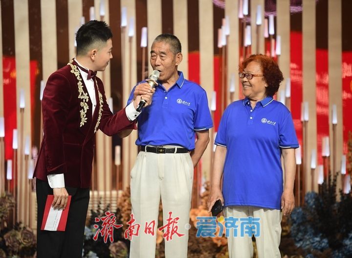 以爱筑家向新而行，集体颁证仪式为“520”增添别样浪漫
