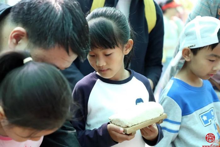 “春日‘研’途拾趣，农场躬耕成长” 历下区龙鼎实验学校一年级三班开展劳动实践研学活动