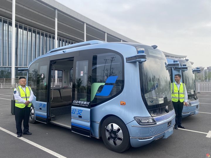 自主超车、自动避障，济南L4级自动驾驶公交车来了
