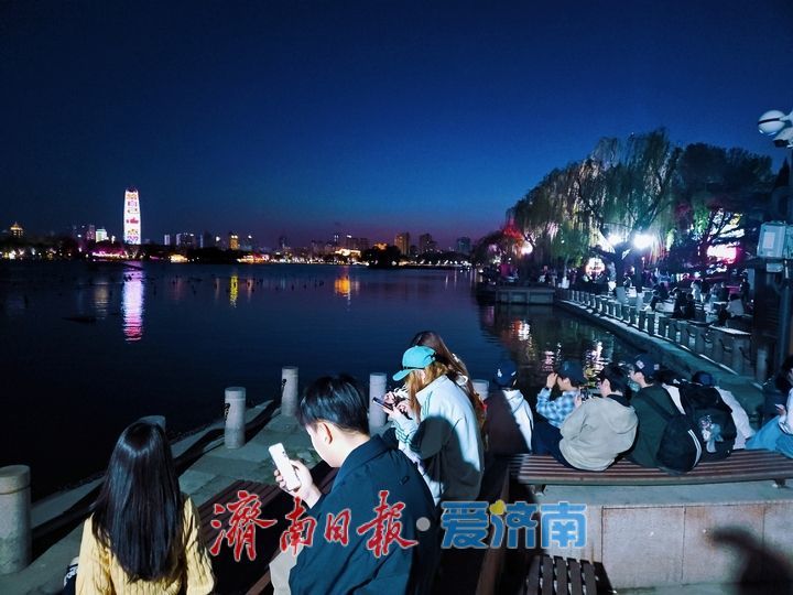 一年四季 泉在济南丨流光溢彩醉游人 大明湖夜景成市民游客打卡热门地