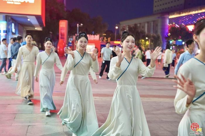 如梦令巡游路演亮相济南世贸广场 宋风雅韵点亮城市文化生活