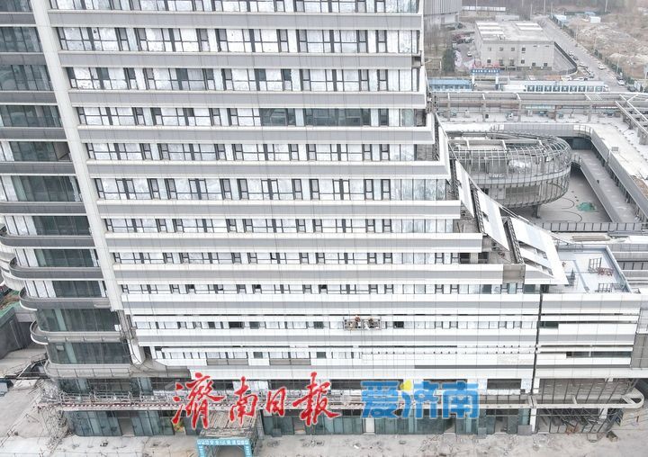 济南西部大型公交枢纽外立面装修进入尾声