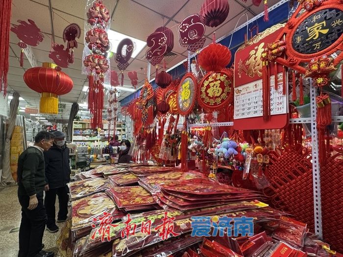 新春倒计时一个月 节日装饰上新添年味